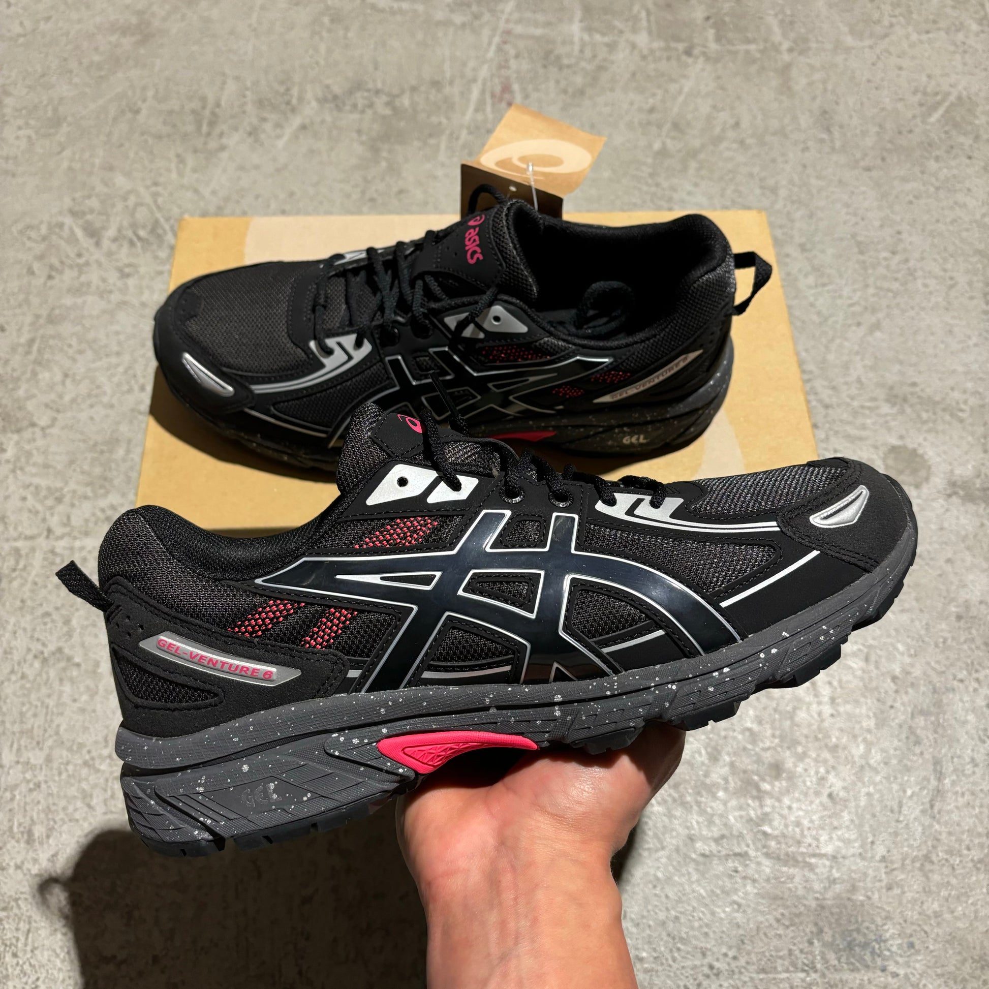 ASICS Gel Venture 6 Black/Red - Vanity Gifts 