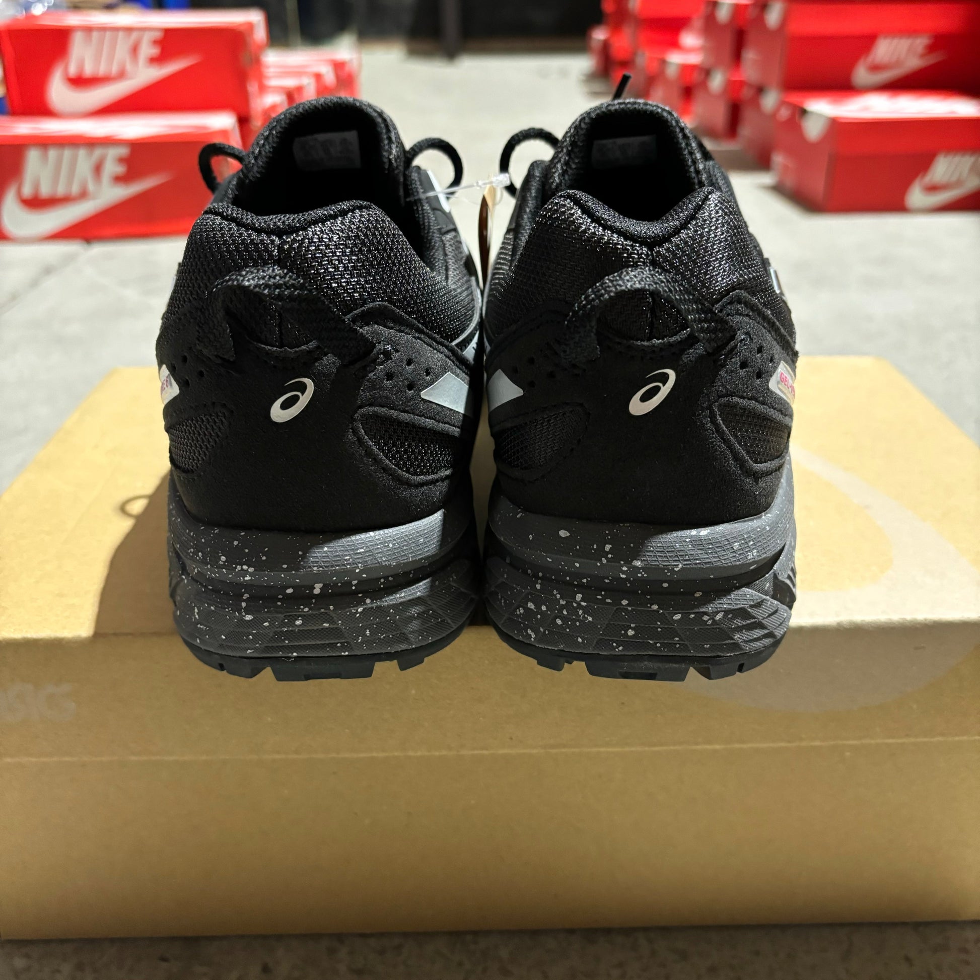 ASICS Gel Venture 6 Black/Red - Vanity Gifts 